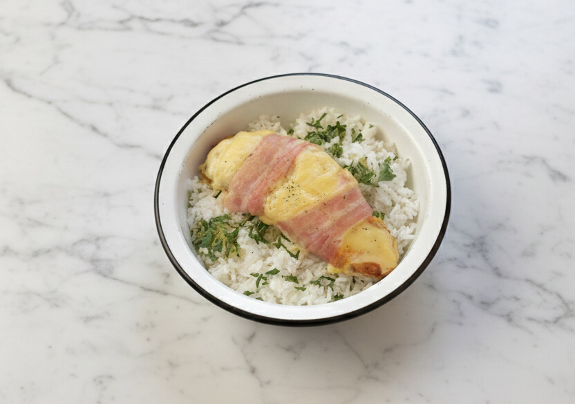 Baconbe tekert sajtos csirkemell